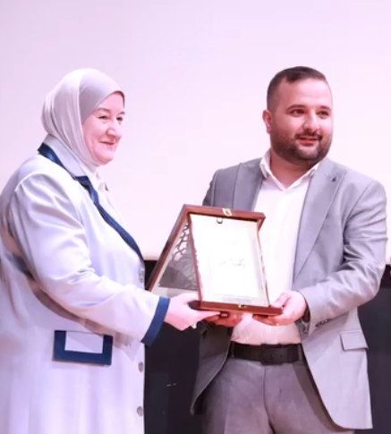 عبدالله بطّاح متحدثاً في مناظرة ريادية بجامعة العلوم التطبيقية