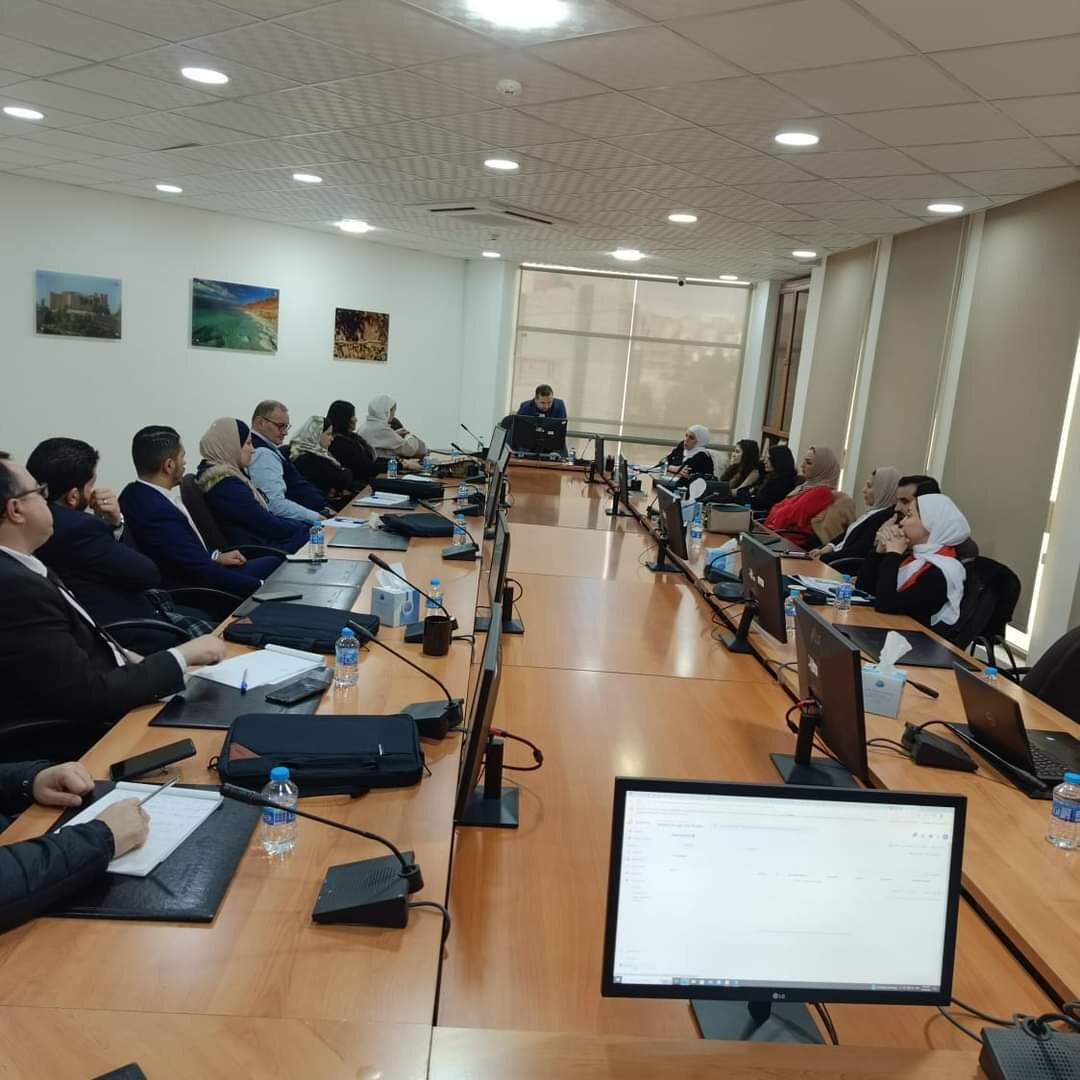 مشاركون حول طاولة اجتماعات خلال برنامج تدريب شركات التأمين